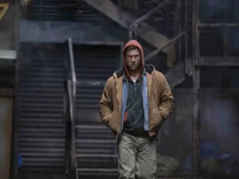 Glen Powell nel film The Running Man.