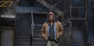 Glen Powell nel film The Running Man.