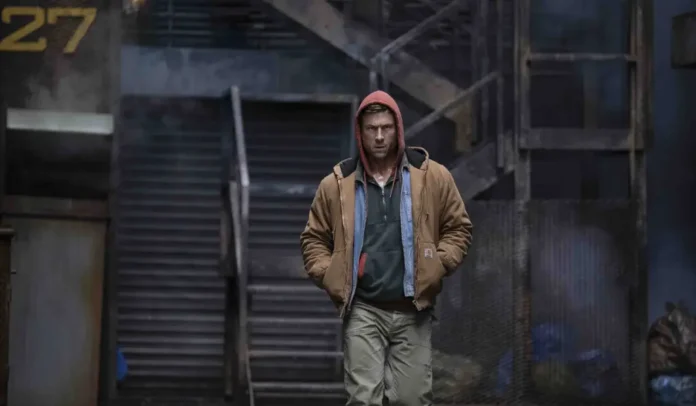 Glen Powell nel film The Running Man.