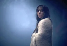 Alison Brie nel film Together.