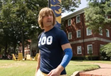 Glen Powell nella serie Chad Powers.