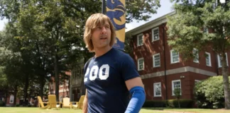 Glen Powell nella serie Chad Powers.