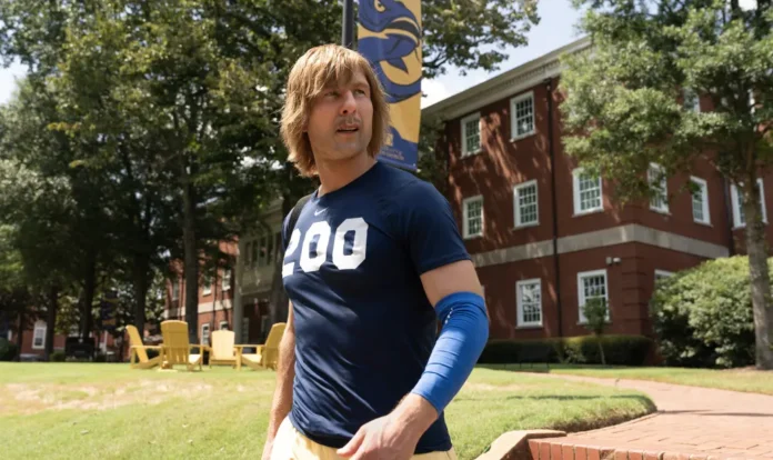 Glen Powell nella serie Chad Powers.