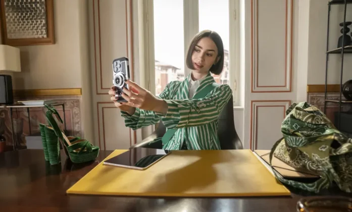 La prima foto della stagione 5 di Emily Paris.