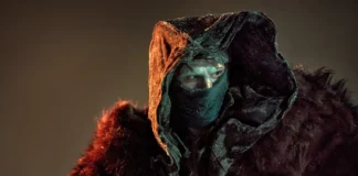 In foto la creatura Frankenstein nel film di Guillermo del Toro Frankenstein.