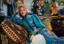 Sandrine Kiberlain nel film La divina di Francia – Sarah Bernhardt.