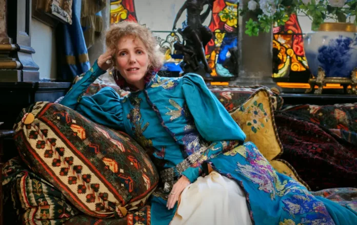 Sandrine Kiberlain nel film La divina di Francia – Sarah Bernhardt.