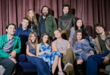 Il cast della serie Maxton Hall riunito per un reunion.