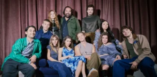 Il cast della serie Maxton Hall riunito per un reunion.