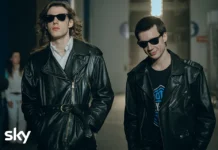 Elia Nuzzolo e Matteo Oscar Giuggioli nella serie Nord Sud Ovest Est - La leggendaria storia degli 883.