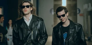 Elia Nuzzolo e Matteo Oscar Giuggioli nella serie Nord Sud Ovest Est - La leggendaria storia degli 883.