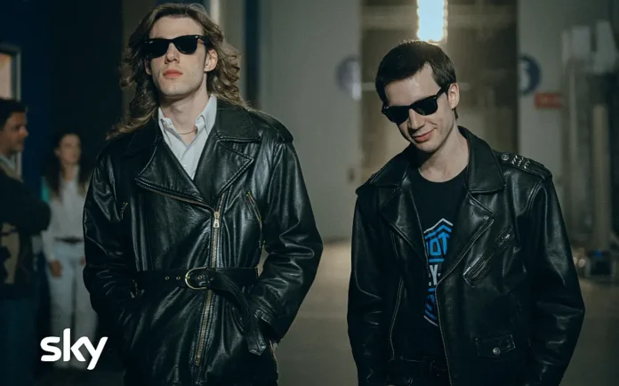 Elia Nuzzolo e Matteo Oscar Giuggioli nella serie Nord Sud Ovest Est - La leggendaria storia degli 883.