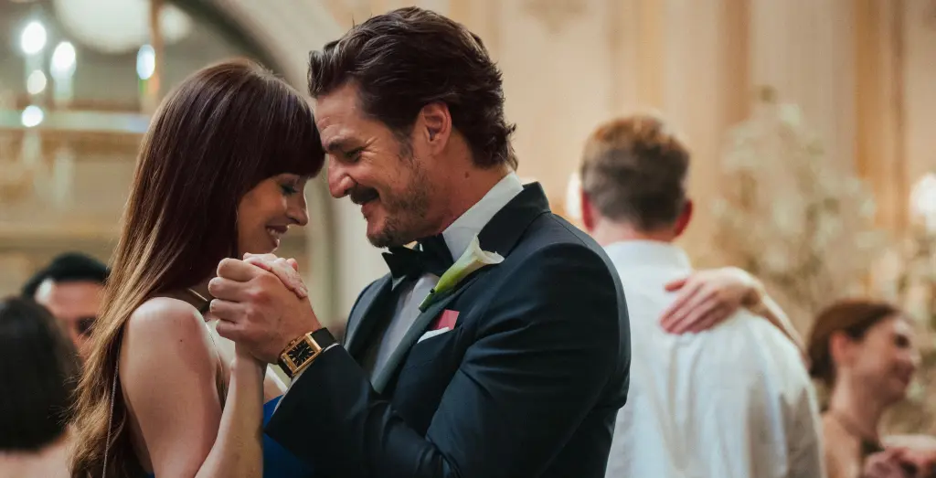 Dakota Johnson e Pedro Pascal nel film Material Love.