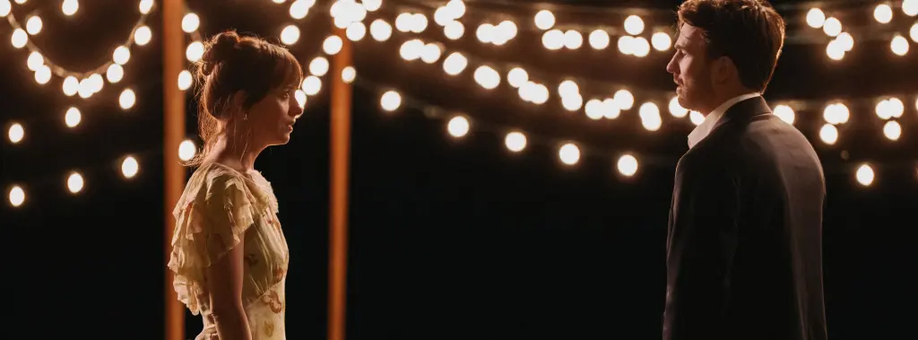 Dakota Johson e Chris Evans nel film Material Love.