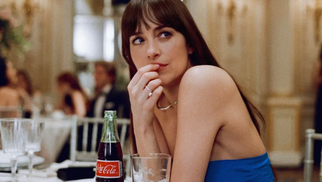 Dakota Johnson nel film Material Love.