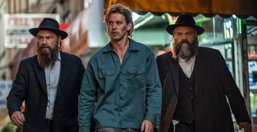 Austin Butler, Liev Schreiber e Vincent D'Onofrio in Una scomoda circostanza.