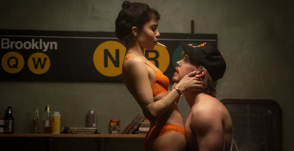 Zoë Kravitz e Austin Butller nel film Una scomoda circostanza.