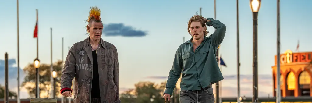 Matt Smith e AustinButler nel film Una scomoda circostanza.