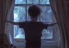 Un bambino alla finestra nel film Weapons.