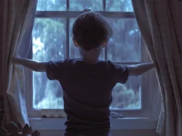 Un bambino alla finestra nel film Weapons.