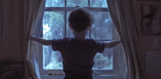 Un bambino alla finestra nel film Weapons.