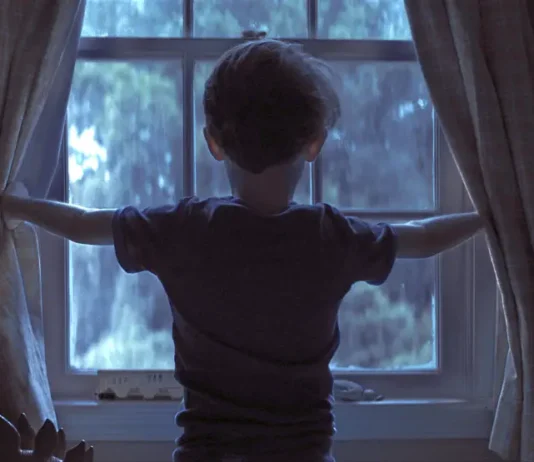 Un bambino alla finestra nel film Weapons.