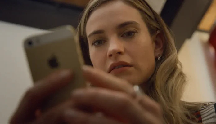 Lily James nel film Swiped.