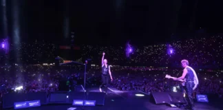 I Depeche Mode suonano durante il Memento Mori Tour.