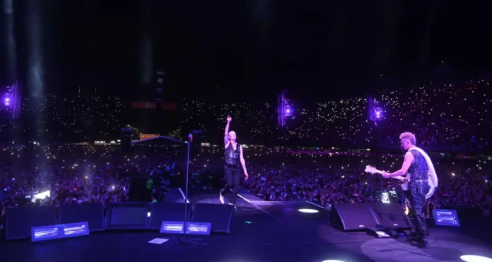 I Depeche Mode suonano durante il Memento Mori Tour.