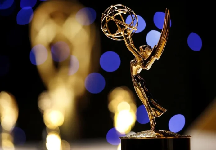In foto la stauetta di premiazione degli Emmy Awards.