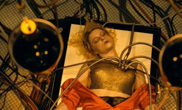 Jessie Buckley nel film La sposa!