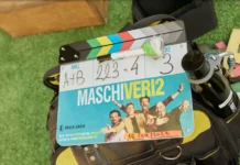 In foto il ciak delle riprese della seconda stagione della serie Maschi Veri.