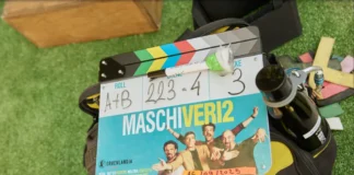In foto il ciak delle riprese della seconda stagione della serie Maschi Veri.