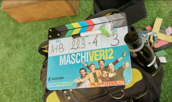 In foto il ciak delle riprese della seconda stagione della serie Maschi Veri.