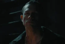 Charlie Hunnam nella serie Monster: La storia di Ed Gein.