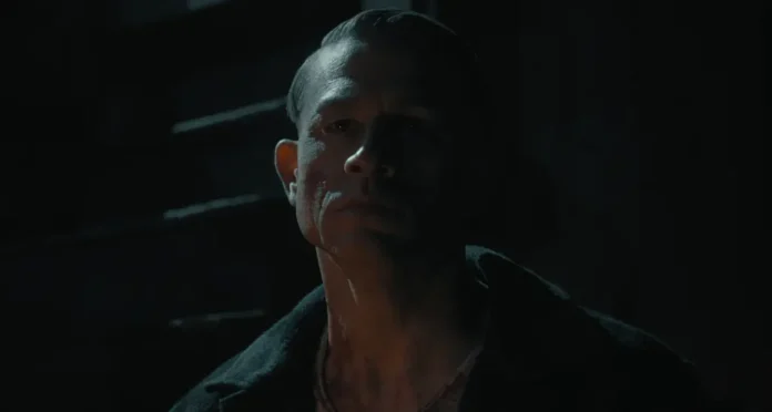 Charlie Hunnam nella serie Monster: La storia di Ed Gein.