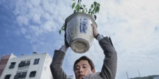 Lee Byung Hun nel film No Other Choice.