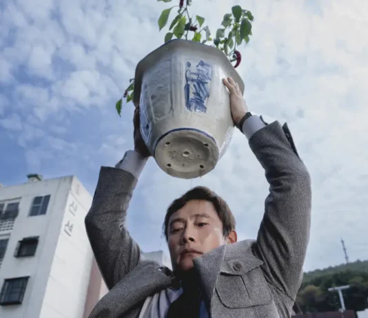 Lee Byung Hun nel film No Other Choice.