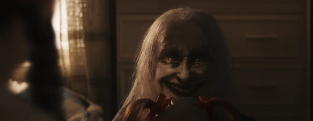 Uno spirito maligno nel film The Conjuring - Il rito finale.