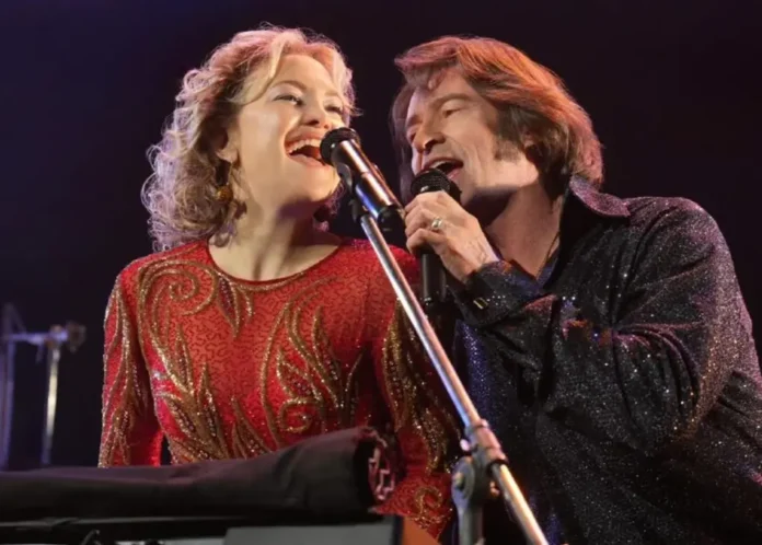 Hugh Jackman e Kate Hudson nel film Song Sung Blue - Una melodia d'amore.
