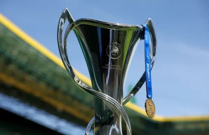 La coppa della UEFA Women’s Champions League.