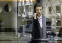 Jake Lacy nella serie All Her Fault.