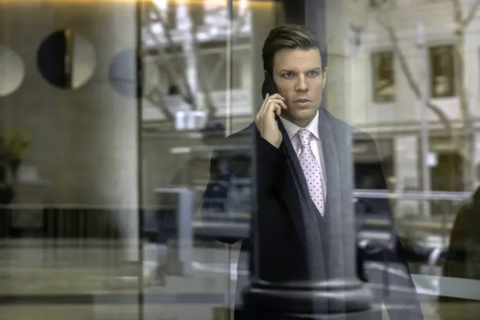 Jake Lacy nella serie All Her Fault.