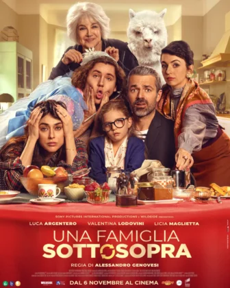 Il poster con la nuova data di uscita di Una famiglia sottosopra.