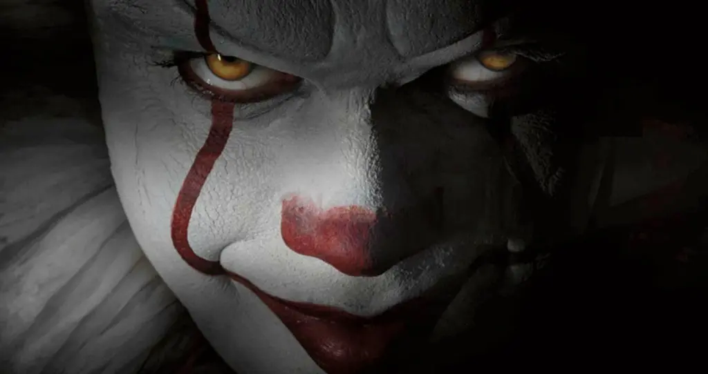 Il terrificante clown Pennywise nel film It.