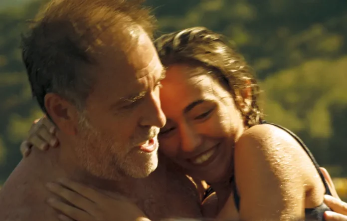 Valerio Mastandrea abbraccia la figlia nel film Cinque secondi.