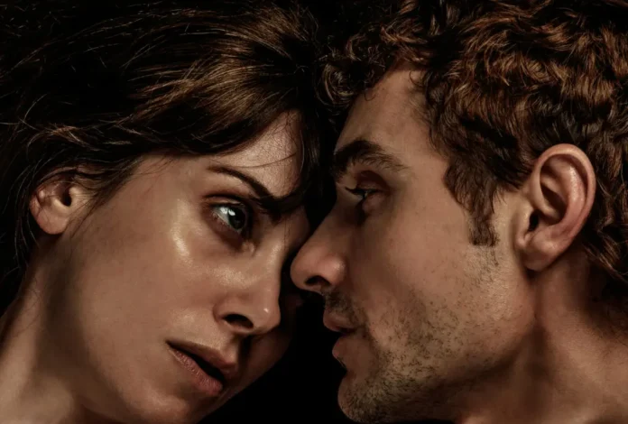 Dave Franco e Alison Brie nel poster del film Together.