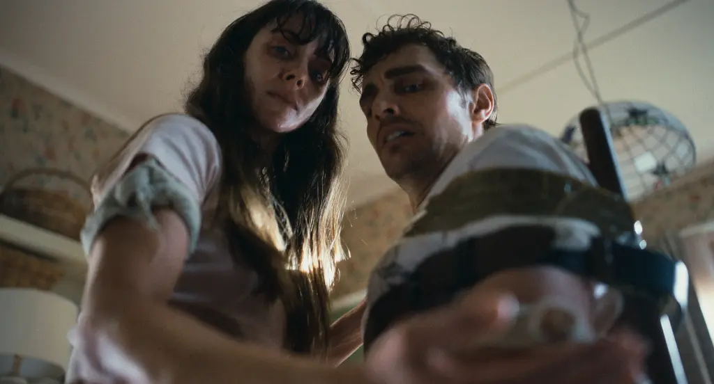 Dave Franco e Alison Brie nel film Together.