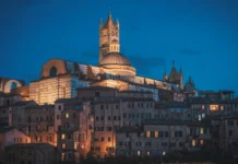 Una foto che ritrae la città di Siena.