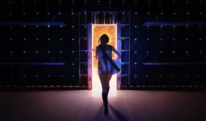 In foto Taylor Swift nella docuserie Taylor Swift | The Eras Tour | The End of an Era.